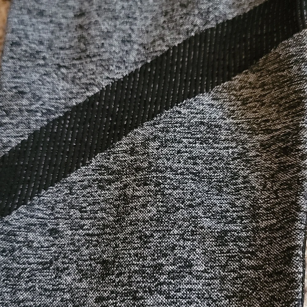 Fabletics Capris - Picture 4 of 7